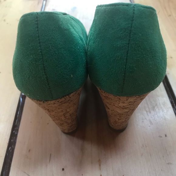 Peep toe green suede wedge. - Picture 4 of 4